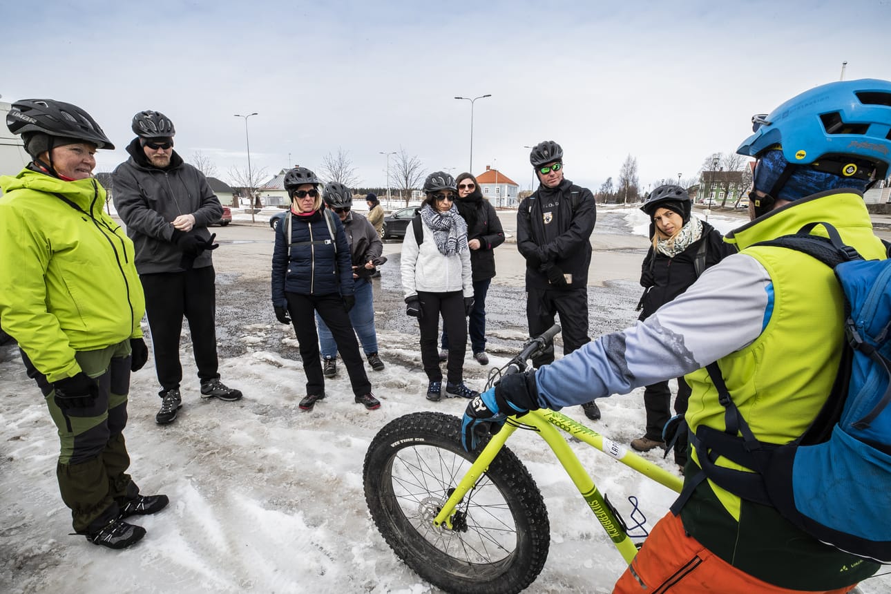 Ranskalaiset pääsivät tutustumaan myös raahelaiseen luontoon. Lappiksen Timo Kesti (oikealla) antoi ohjeita ennen pyöräretkeä.