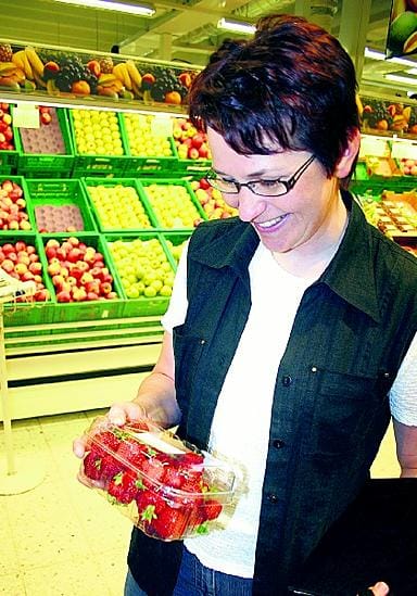 Mansikkarasiasta täytyy löytyä laatuluokka, laji ja viljelijä. Terveysvalvonnan vaatimukset ovat niin suurten tukkujen kuin paikallistenkin tuottajien tiedossa, sanoo terveystarkastaja Virpi Vuolli.