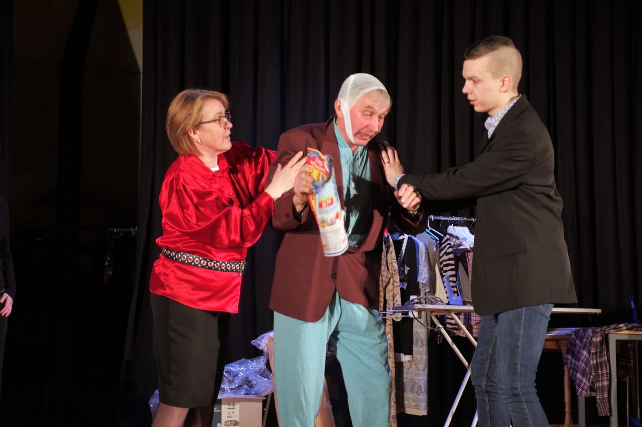 Vaatekauppiaan (Jaakko Mäenpää) lapset Katja Rantatulkkila ja Eero Viitala kamppailevat yrityksen omistuksesta.