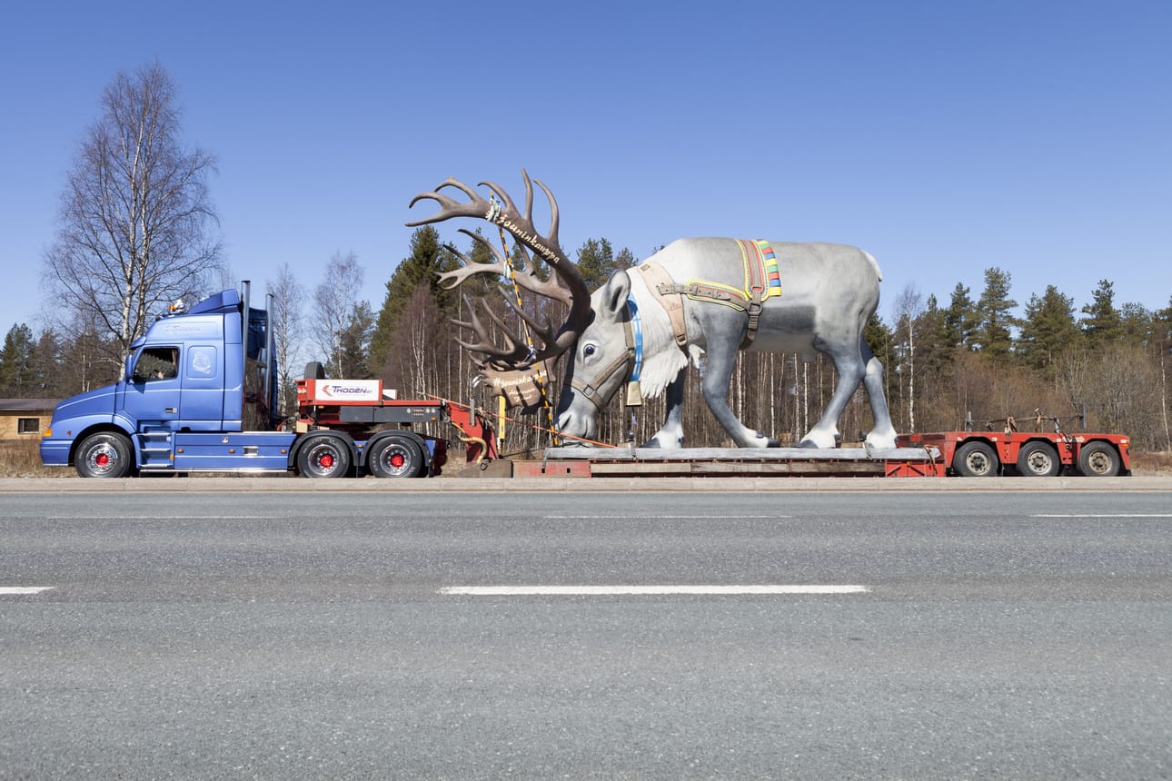 Lavetilla matkannut jättiporo herätti ihmetystä tiellä ja teiden varsilla.