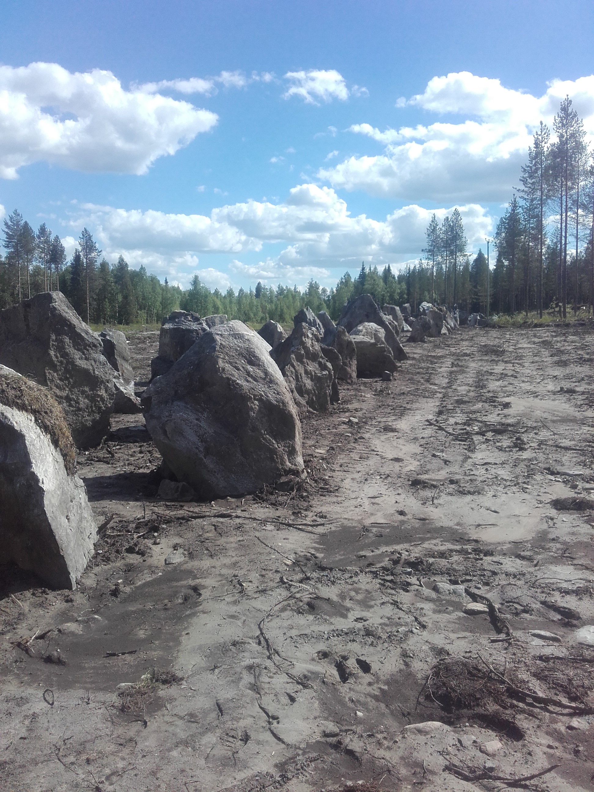 Jarmo Käkelä , Veikko Aittakumpu, kuljettaja Aki Alapoikela , Saara Sulasalmi ja Janne Korva