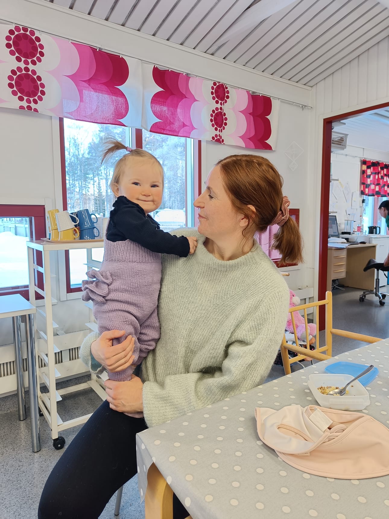 Elli Uusi-Hakalan ja Pipsa Uusi-Hakalan päivä lähtee hyvn käyntiin päiväkotireissulla.