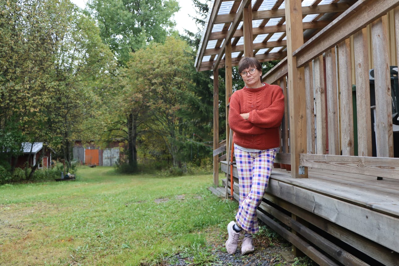 Anne Koski-Wood lentää kotinurkilleen Tainukseen kolme tai neljä kertaa vuodessa kotikaupungistaan Lontoosta. Vanha synnyinkoti toimii nykyään mökkinä.
