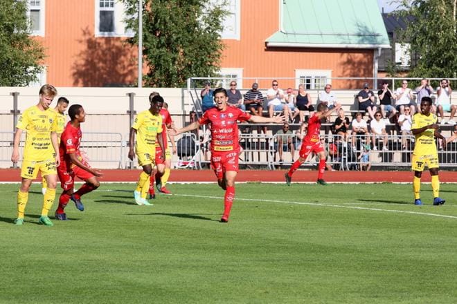 Jahir Barrazza iski Jarolle nopeasti 1-0 johtomaalin. Siitä ottelun maalijuhlat kuitenkin vasta alkoivat. KUVA: GLENN HÄGG