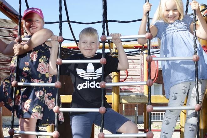 Koulussa saa nauraa tai oikeastaan pitää nauraa. Näin ovat nyt toisen luokan aloittaneet Linnea Sjöblom, Kimi Ahvenniemi ja Olivia Hautamäki huomanneet. KUVA: JAANA ALA-LAHTI