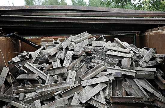 Sallasta varastetut ratakiskot löytyivät Oulusta Kuusakosken pihalta. Osa kiskoista oli ehditty jo pätkiä alle metrin mittaisiksi paloiksi.