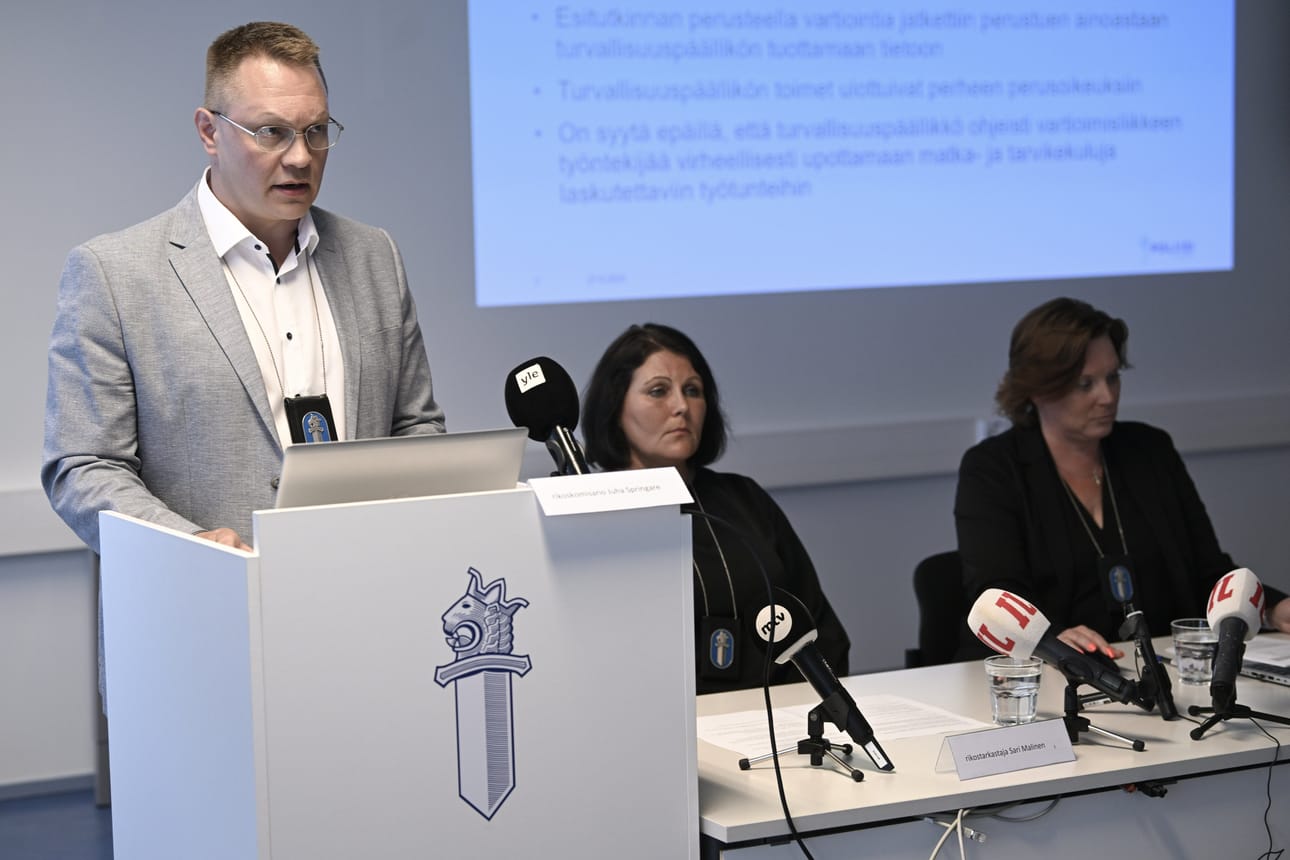 Rikoskomisario Juha Springare, rikostarkastaja Sari Malinen ja rikostarkastaja Kirsi Saarinen (oik.) kertoivat tiedotustilaisuudessa miljoonaluokan petos- ja virkarikostutkinnasta. LEHTIKUVA / MIKKO STIG