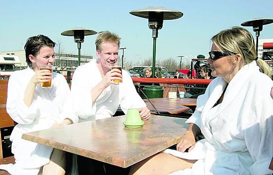 Hilkka Kämäräinen, Sauli Alaruikka ja Anne Murto nauttivat saunaoluet keskellä toria.