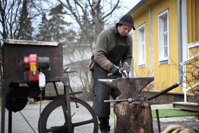 Alajärvellä (Sairaalatie 3) voi tutustua lukuisiin erilaisiin harrastusmahdollisuuksiin, vaikkapa seppä Kyösti Heikkilän johdolla taontaan. Arkistokuva: Johanna Kataja