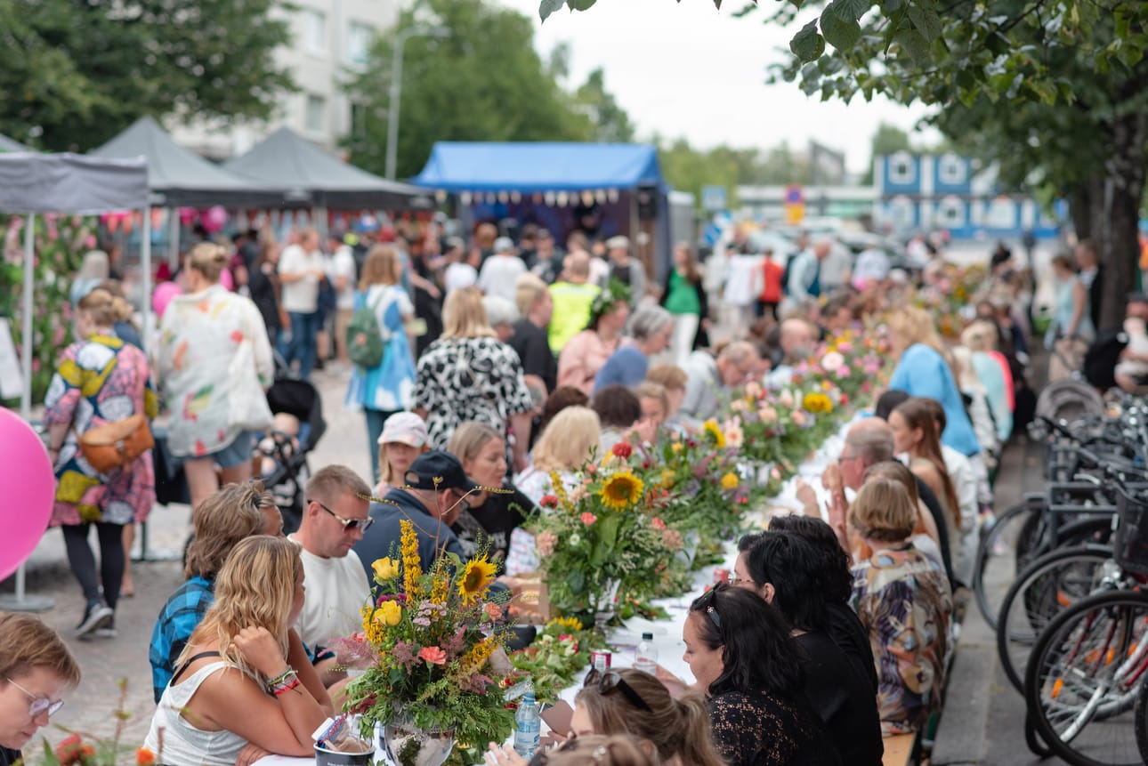 Kesäillan kattaus kutsuu kilometrin mittaiseen yhteiseen pöytään Oulussa 15. elokuuta.