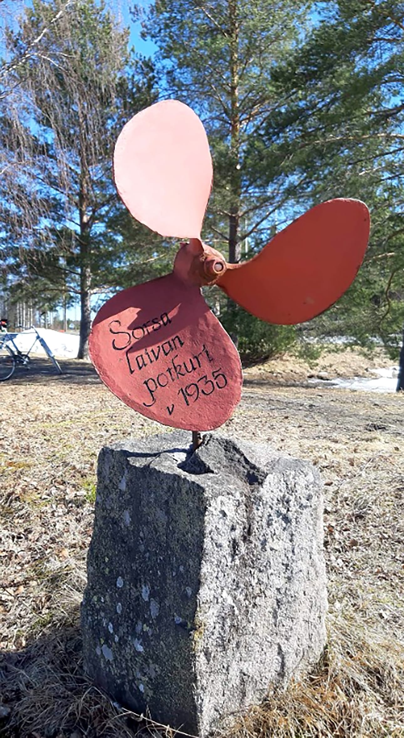 Sorsa-laivan potkuri on tallessa maalla Suninsalmen venesatamassa.