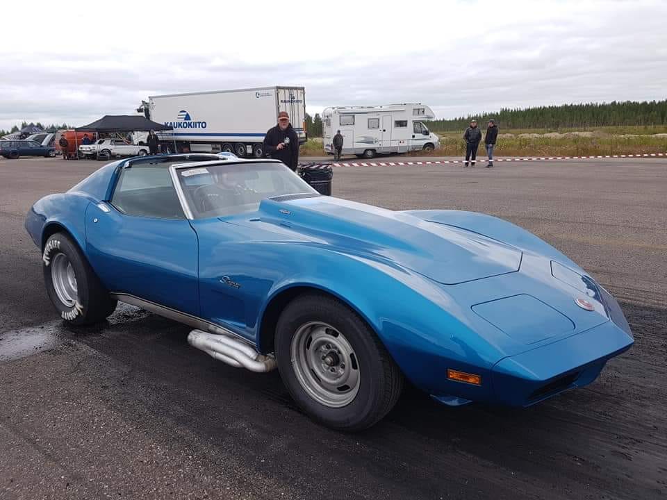Eemil Niskasaari valmiina Chevrolet Corvette StingRaylla.