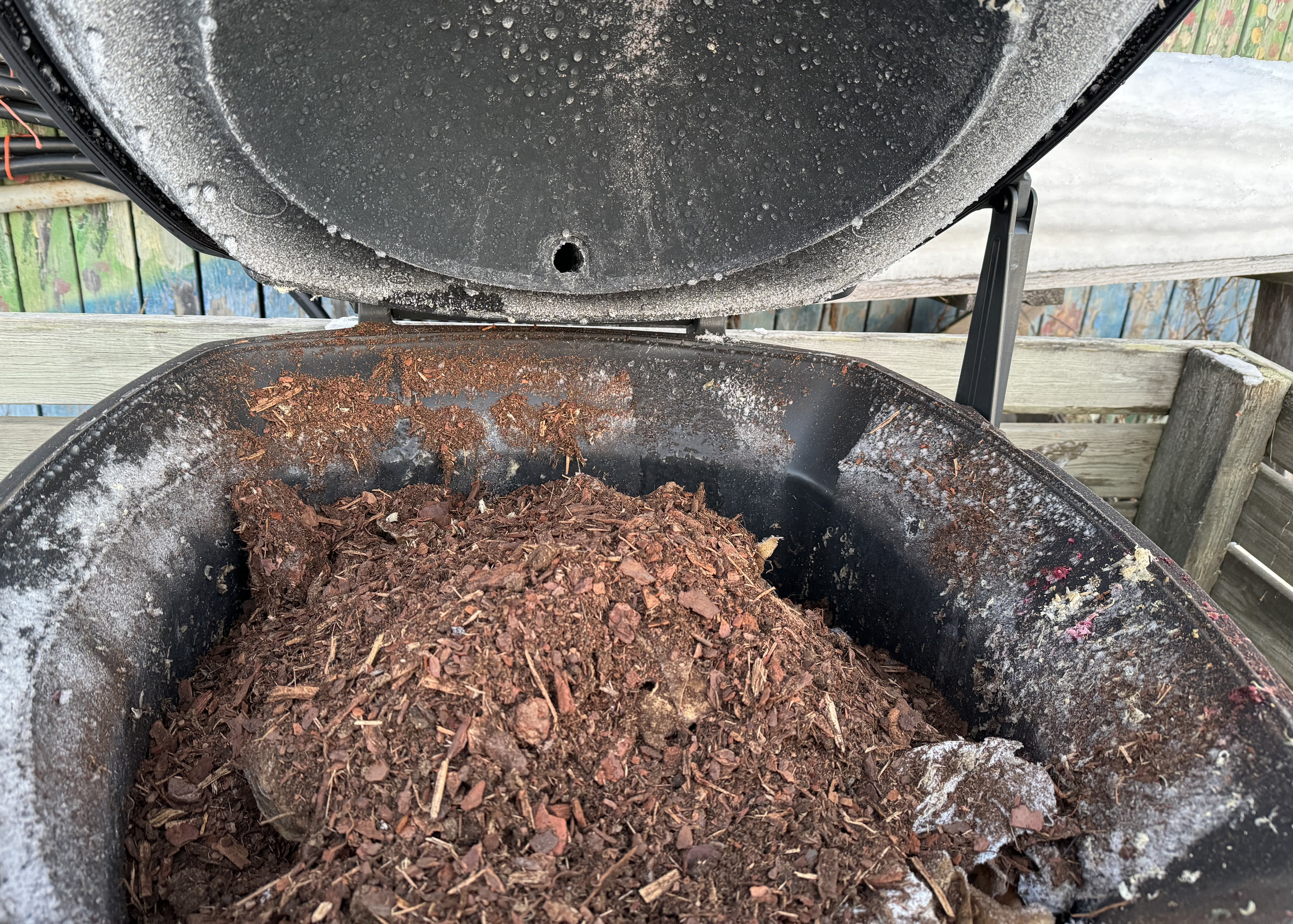 Jäätynyttä kompostoria ei pidä sulattaa kuumalla vedellä –  herättele pieneliöt toimimaan kuumavesipullolla