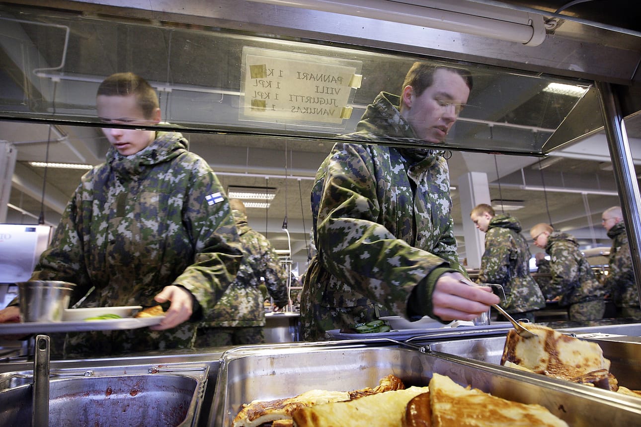 Leijona Catering Oy ruokkii varusmiehiä. Kuvassa ateriana oli perinteinen hernekeiton ja pannukakun yhdistelmä.