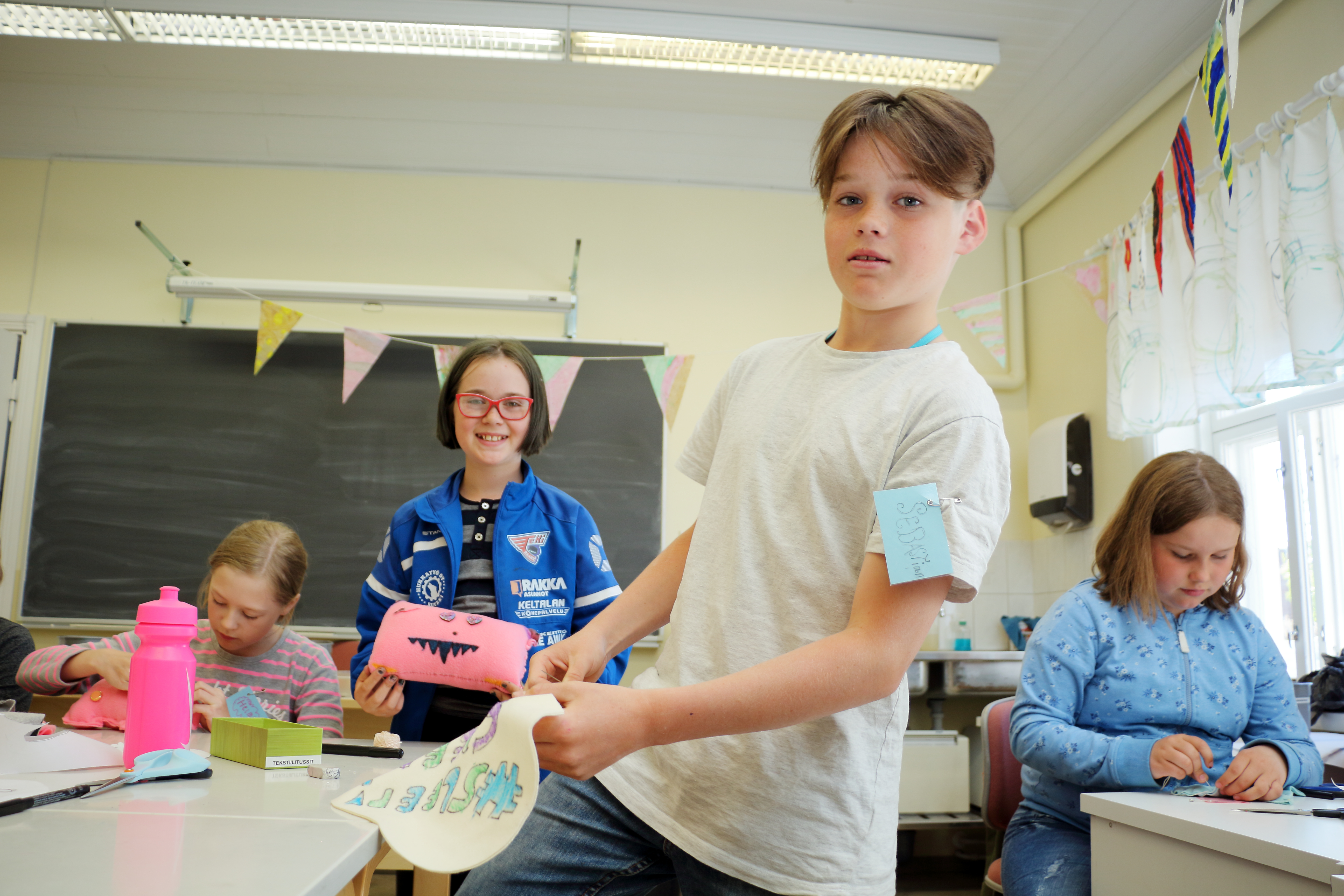 Etelä-Afrikasta Raaheen muuttaneilta Mila ja Sebastian Crenjeltä luonnistuu sujuvasti pehmojen ja tyynyjen ompeleminen.