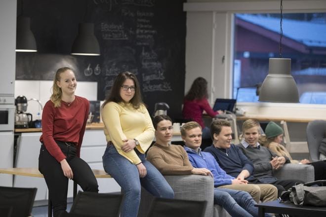 Tiistaina abit Julia Latva-Pirilä, Kajsa Ollikkala, Benjamin Kurtén, Rasmus Kupi, Markus Korpela ja Lukas Englund palasivat Suomussalmelta. KUVA: MINNA ANTILA