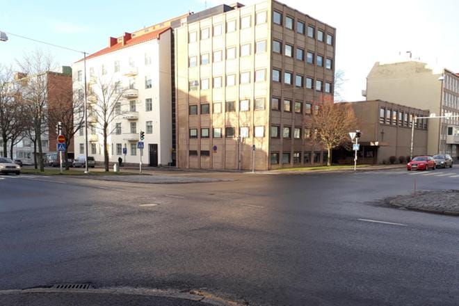 Parikymppistä pohjalaismiestä puukotettiin perjantai-iltana Koulukadun ja Vaasanpuistikon läheisyydessä. KUVA: MIKKO KALLIONPÄÄ
