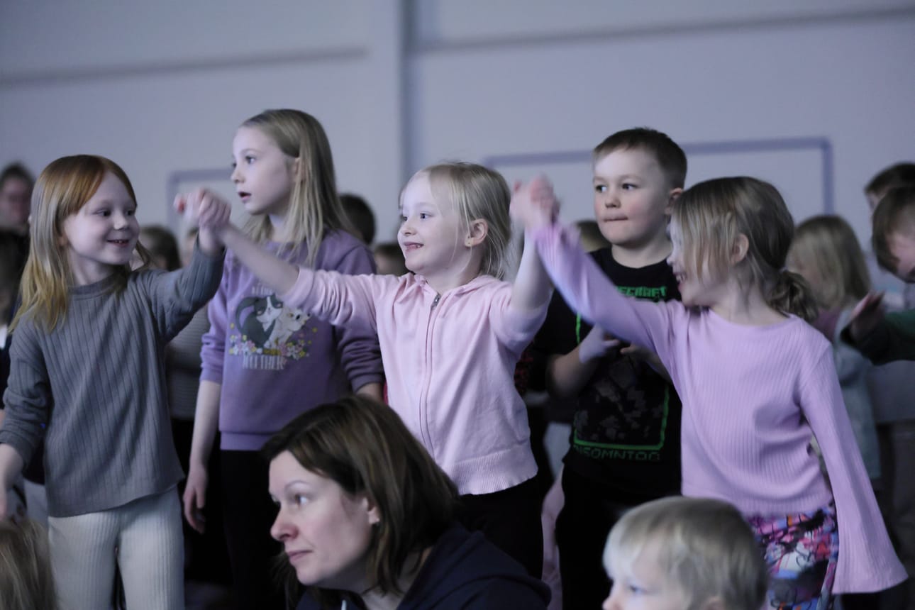 Saloisten päiväkodin eskarilaiset tanssivat innokkaasti yleisössä.