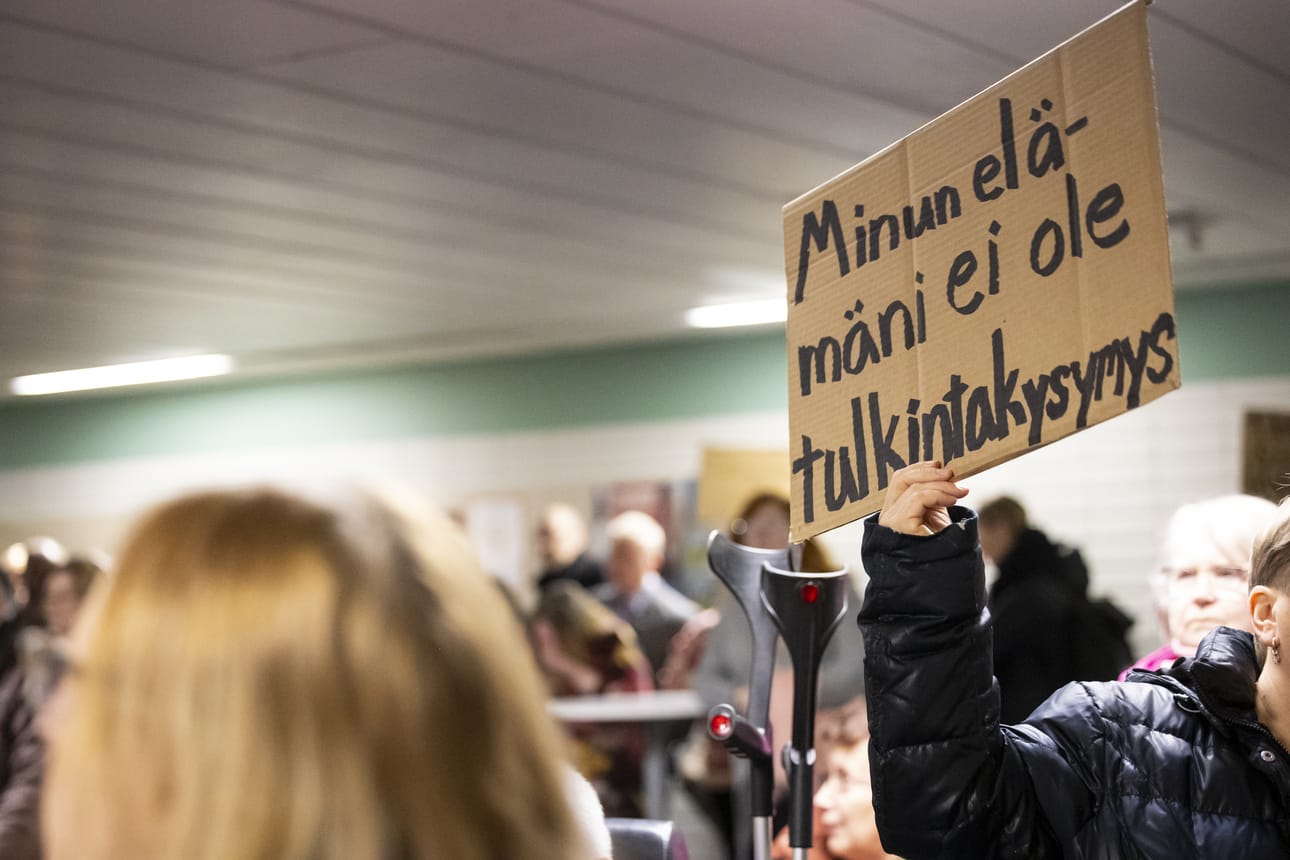 Vammaisjärjestöjen ja potilasyhdistysten mielenilmauksessa aluevaltuuston kokouksen yhteydessä muistutettiin toimivien palvelujen merkityksestä.