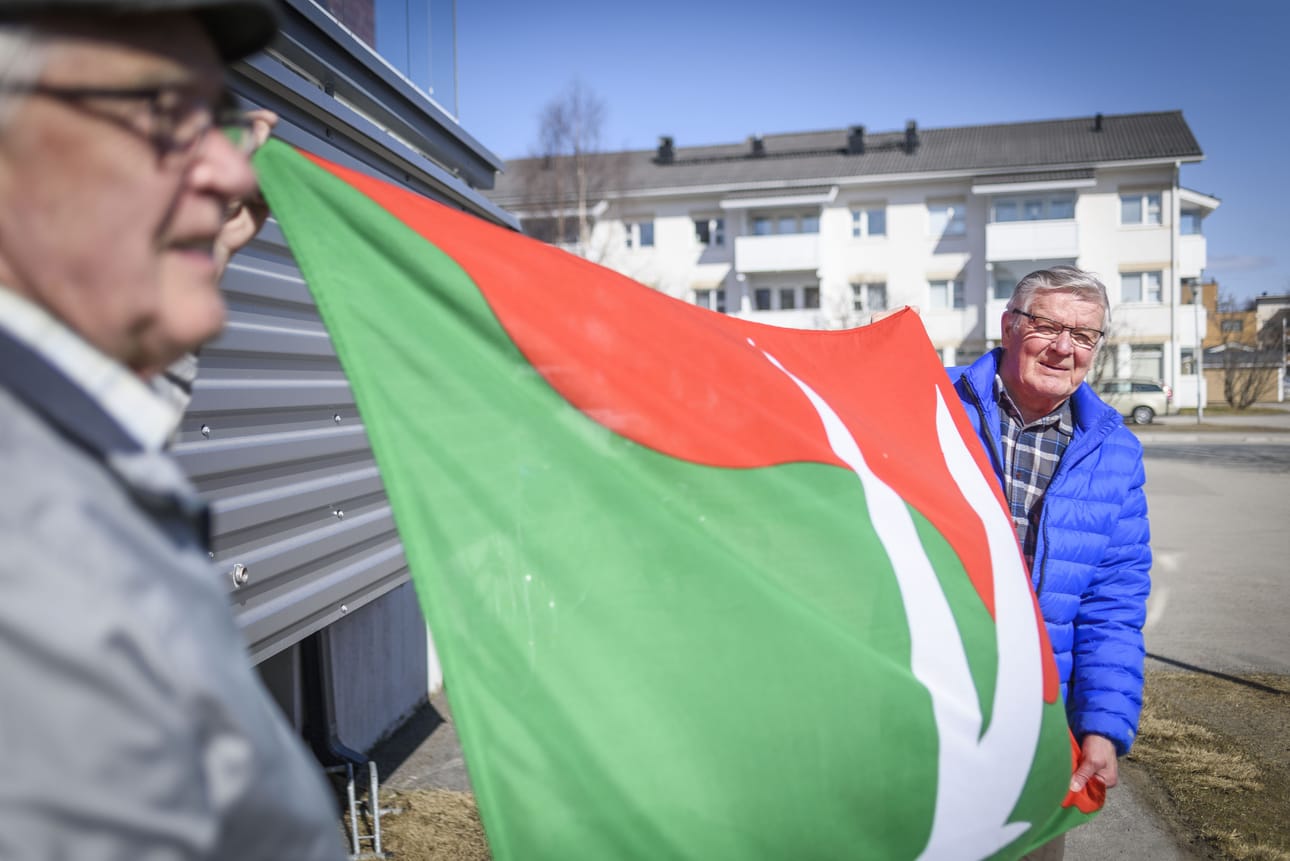 Kunnossa on. Kauno Moilanen ja Tarmo Polojärvi tarkistivat Kuusamon Vasemmisto ry:n lipun ennen keskiviikon vappujuhlaa.