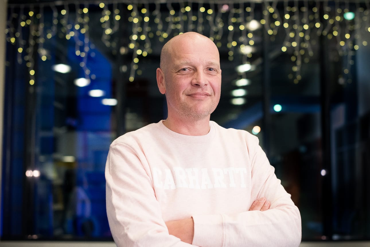 50-vuotispäiviänsä Hannu Auvinen viettää perjantai-illasta lauantaiaamuun työpaikallaan Kuusamon lentokentällä.
