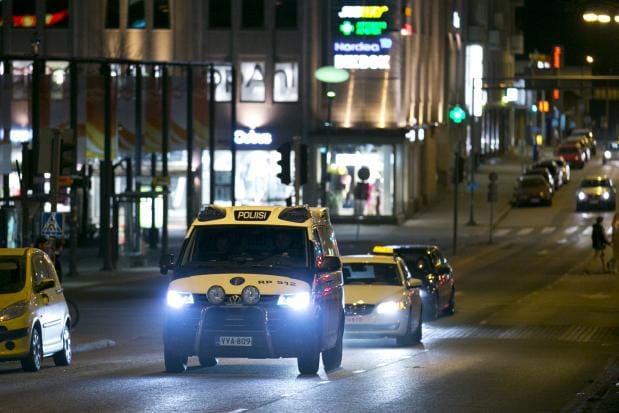 Poliisi otti lauantain vastaisena yönä kiinni kaksi nuorta miestä epäiltynä törkeästä pahoinpitelystä Vaasan keskustassa. Yhteensä kiinniottoja oli Pohjanmaan poliisin alueella viisi. ARKISTOKUVA: MINNA ANTILA