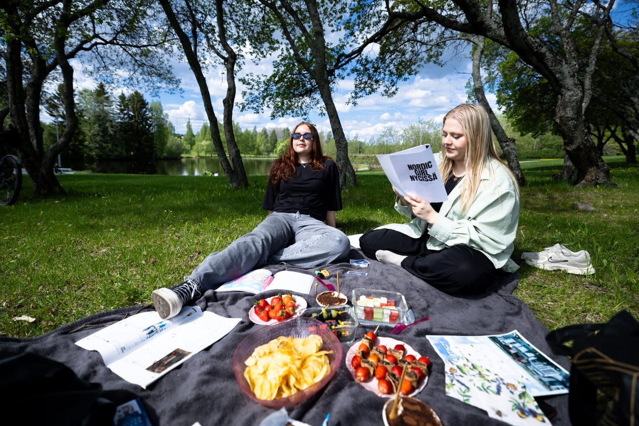 Onnistunut piknik koostuu hyvästä seurasta, mieluisesta tekemisestä ja maukkaista herkuista. Toimittaja Milla Hanhikoski (oik.) järjesti piknikin työkaverilleen Aino Savolalle.