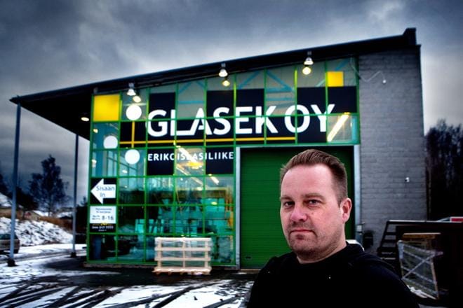Toimitusjohtaja Kim Tuominen on tyytyväinen siihen, että Glasek sai yrityskaupassa kokeneita työntekijöitä Lasipajasta. KUVA: EETU SILLANPÄÄ