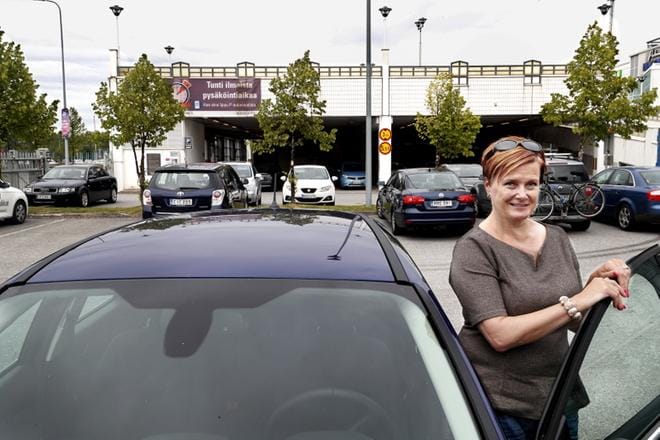 Pietarsaaressa asuvan Terhi Weckmanin mielestä ulkopaikkakuntalaisen on helppo autoilla ja löytää parkkipaikka Seinäjoella. Pysäköintivirhemaksuja hän ei ole Seinäjoella koskaan saanut. KUVAT: JOUKO HÄNNINEN