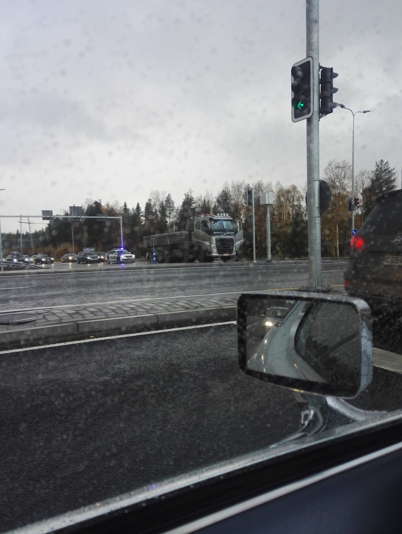 Poliisi pysäytti kuorma-auton Maikkulassa. Kuski ei tullut vapaaehtoisesti ensin ulos.