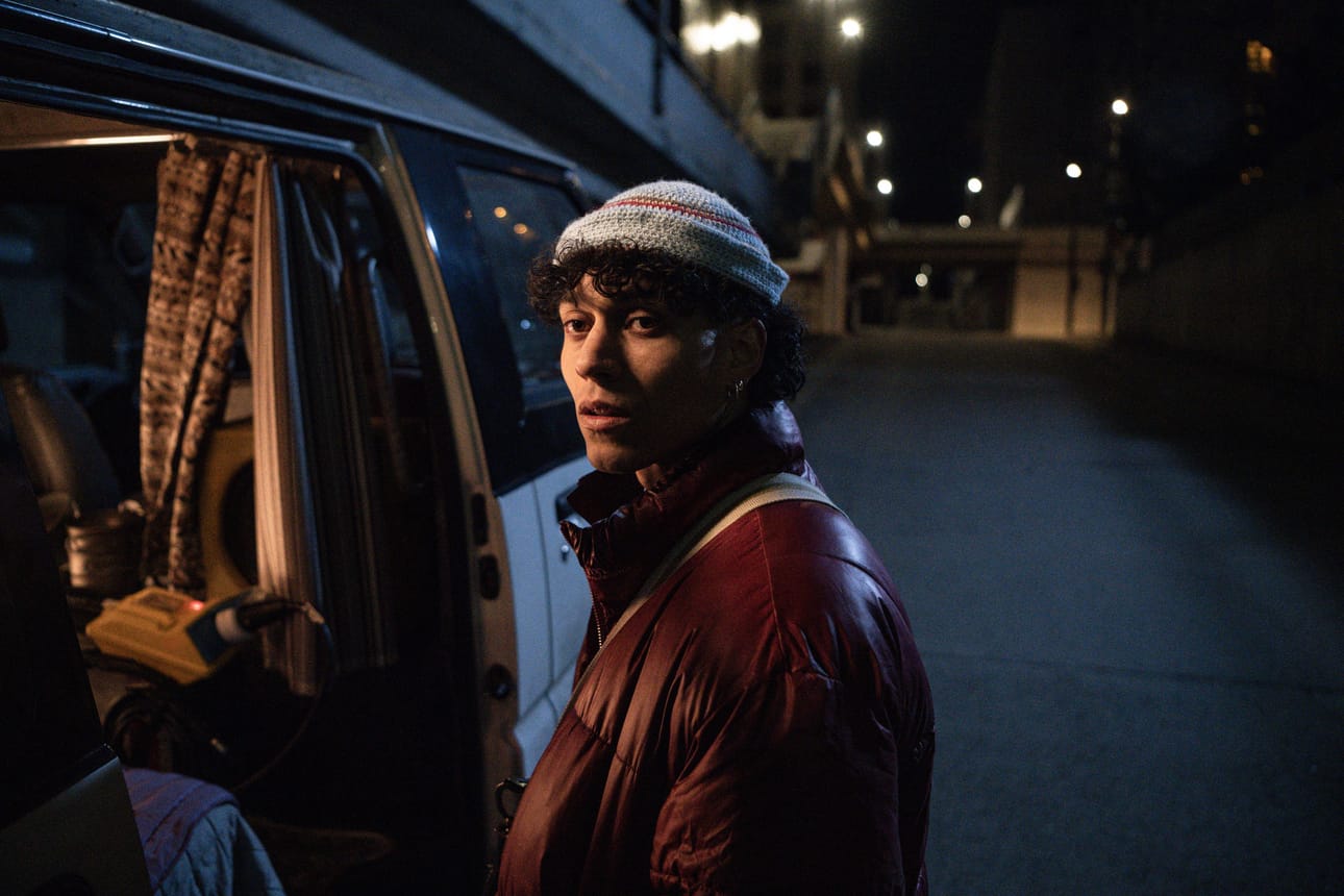 Kauri (Jasir Osman) suunnittelee lähtevänsä surffaamaan Portugaliin, mutta läksiäisiltana hänen pakettiautonsa hajoaa.