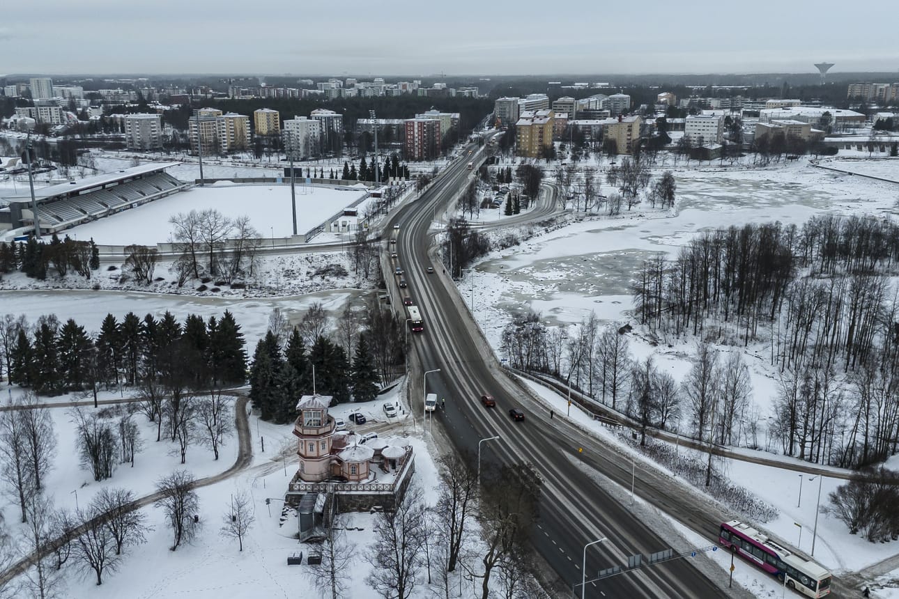 Bussit eivät pääse kulkemaan perjantaina Merikosken silloilla, joten liikenne on poikkeusreitillä muutaman tunnin ajan.
