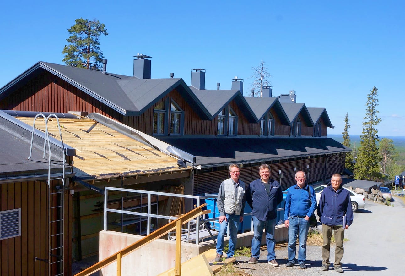 Hotellityömaan äärellä, Safaritalon ja Zonen takana Aarno Pätsi (vas.), Jokke Kämäräinen, Timo Ronkainen ja Heino Ronkainen.