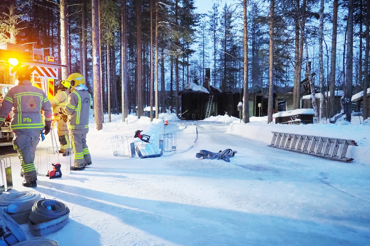 Hälytys palosta tuli naapurikiinteistössä paikalla olleilta.
