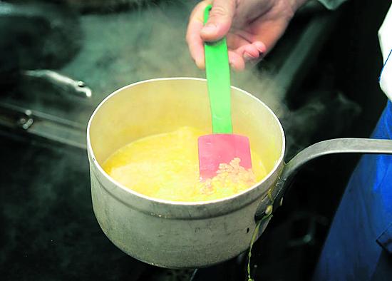 Risotto hautuu valkoviinissä.