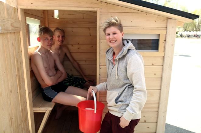 Aleksi Mäkinen ja Mikko Jaskari löivät löylyä kiukaalle. Mira Mäki-Haapoja oli valmiina juoksaisemaan lisää vettä, jos ämpärin pohja alkaisi paistaa. KUVA: ANU NAHKALA