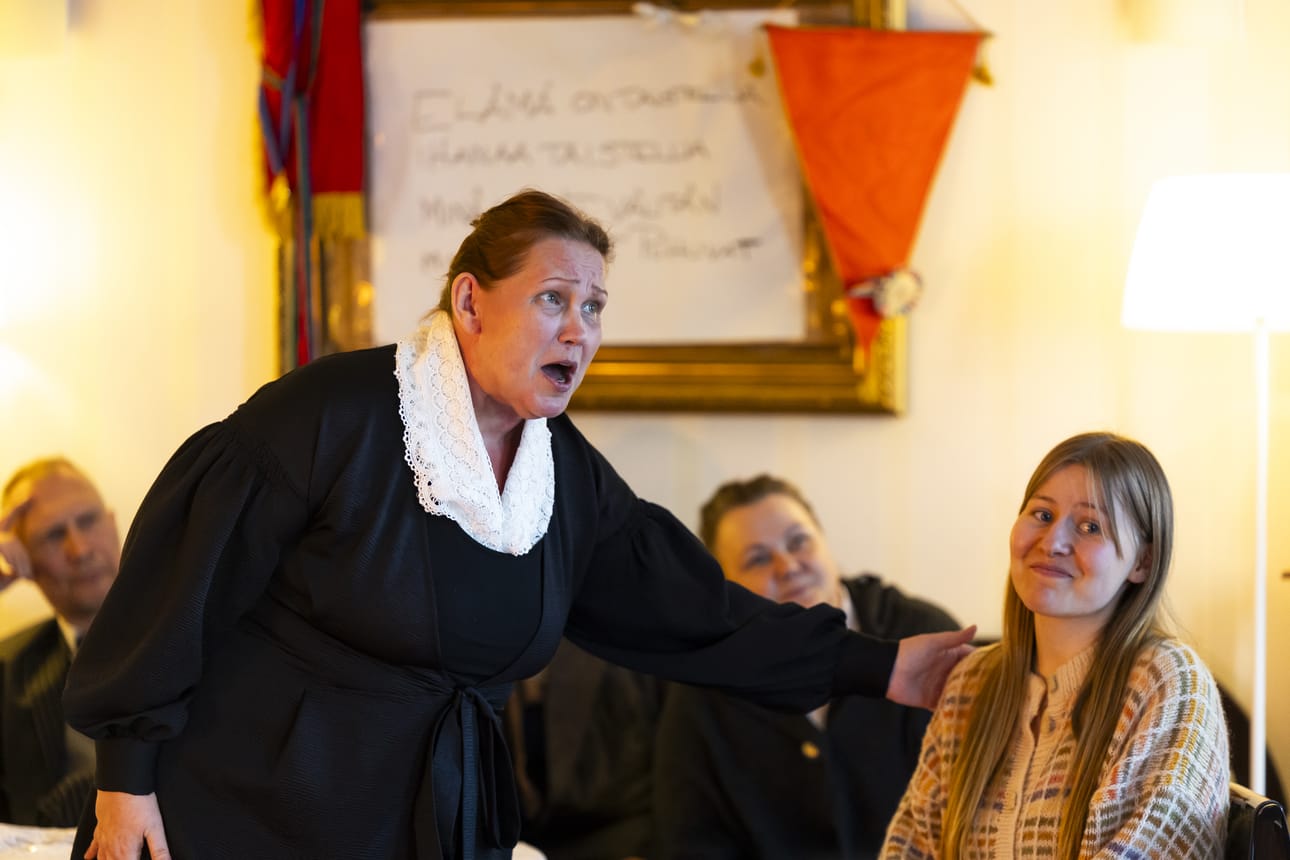 Sosiaalisten epäkohtien esiin nostaminen oli Minna Canthille (Irene Lankila, vas.) sydämen asia. Dom-teatterin esityksessä nuori kirjallisuuden opiskelija Aino (Iiris Vastamäki) kohtaa idolinsa. Minnan salongissa ovat mukana myös Juhani Aho (Juha Pitkänen) ja Lucina Hagman (Tiina Jakonen).