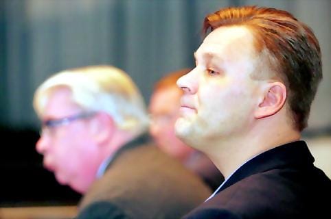 Raimo Summanen olisi halunnut jatkaa tehtävässään. Kalervo Kummolan johtama Jääkiekkoliitto päätti kuitenkin toisin.