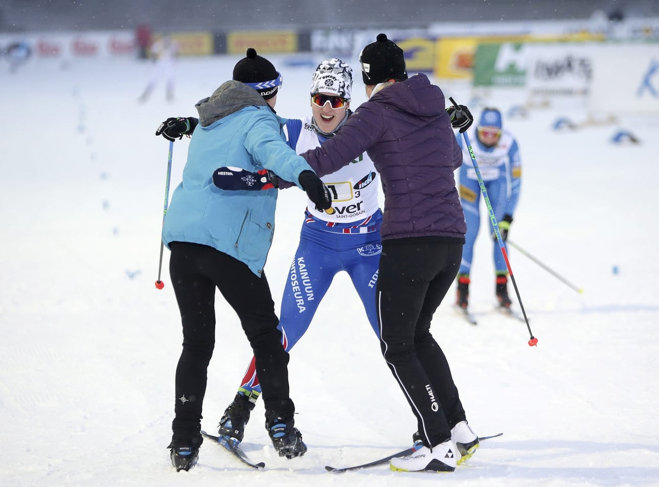 Heini Hokkanen (vas.) ja Anne Kyllönen onnittelivat kovan ankkuriosuuden hiihtänyttä Anita Korvaa maalissa.