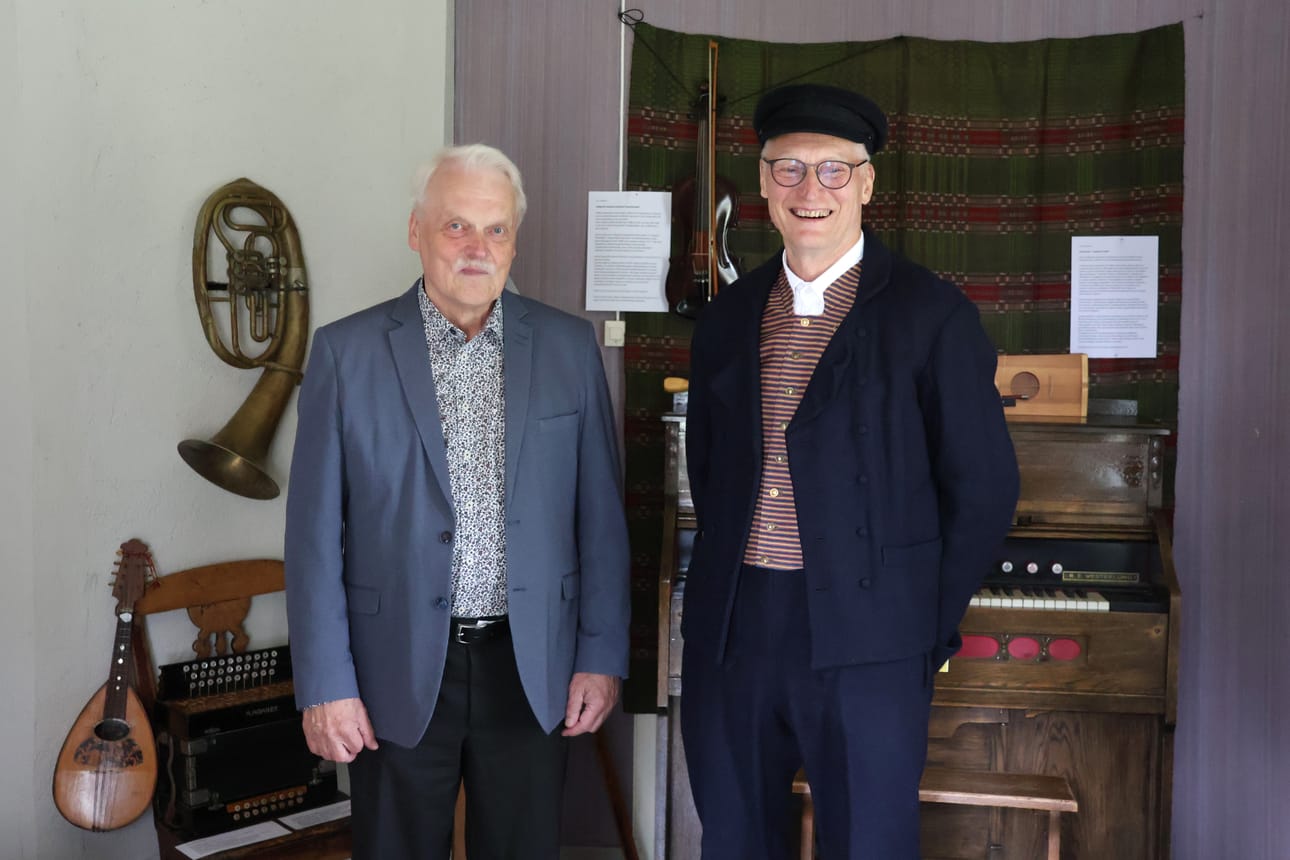 Timo Lehtonen ja Heikki Savola ovat Ähtärin kotiseutumuseolle rakentuneen soitinnäyttelyn takana. Avajaispäivänä he olivat paikan päällä kertomassa soittimiin liittyviä tarinoita.
