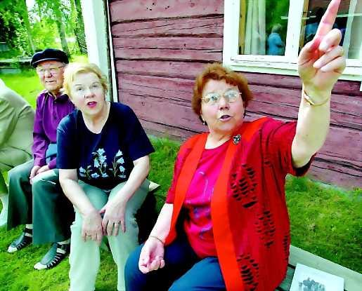 Perhe tutuissa maisemissa Timo (vas.), Aarne ja Tapio Hakolampi sekä Tuula Kuusela asuivat vuonna 1947 Uutelassa pahviteltoissa. 70-luvun alussa lapset lähtivät opiskelemaan ja Aarne-isä muutti Kuopioon.