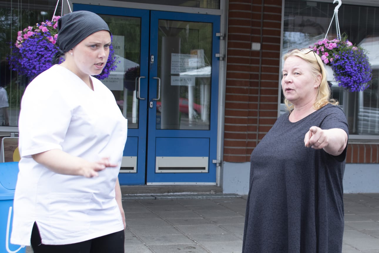 Hannan Herkkupuodin Hanna Mankinen ja Verhoomo Vallioniemen Sirpa Vallioniemi pohtivat, löytyisikö enää lisätilaa markkinapöydille. Pohdinnan lopputulos oli, että markkinapaikat ovat lauantaille täynnä.