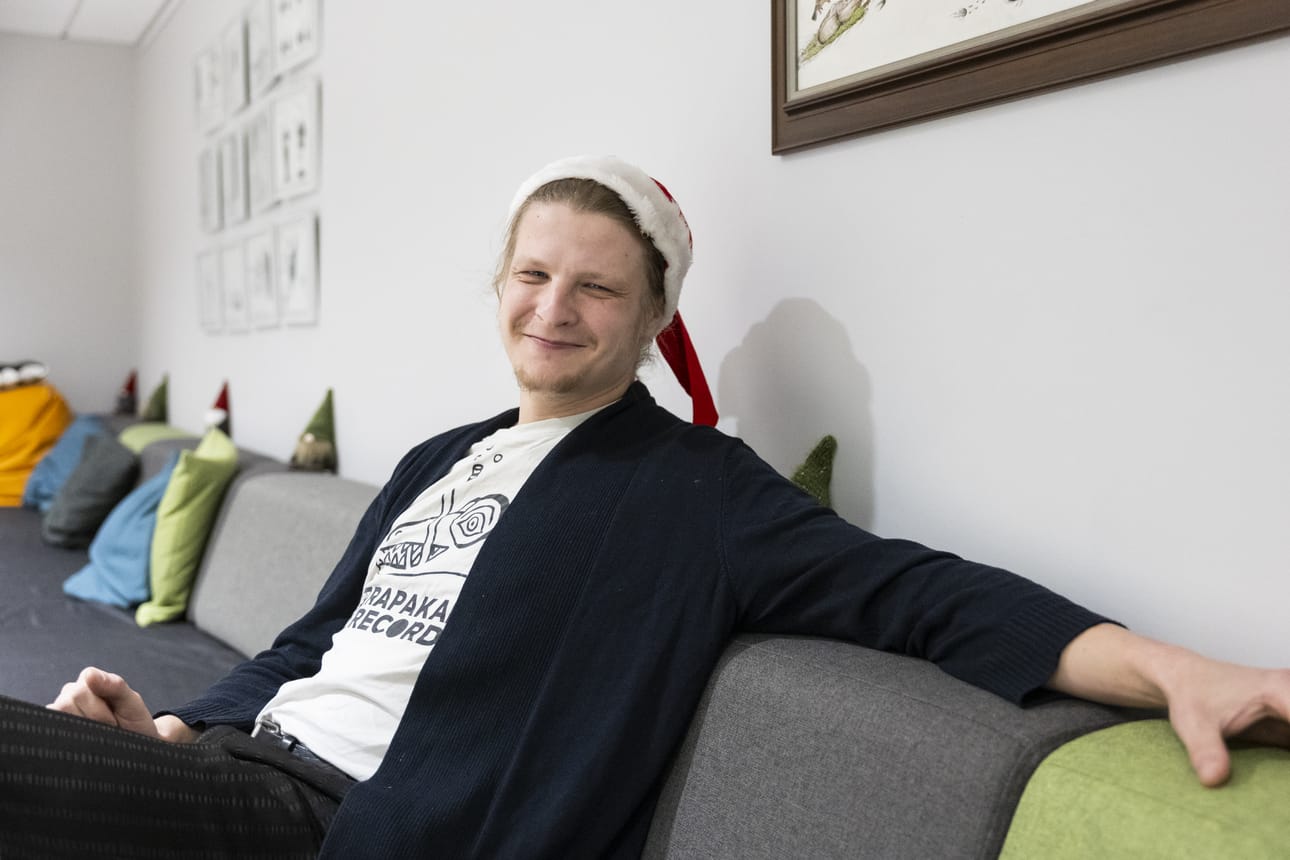 Radio Kalevassa joululaulusesonki alkaa itsenäisyyspäivästä. Hartaat kappaleet säästetään jouluaattoon, kertoo Ville Muikkula.