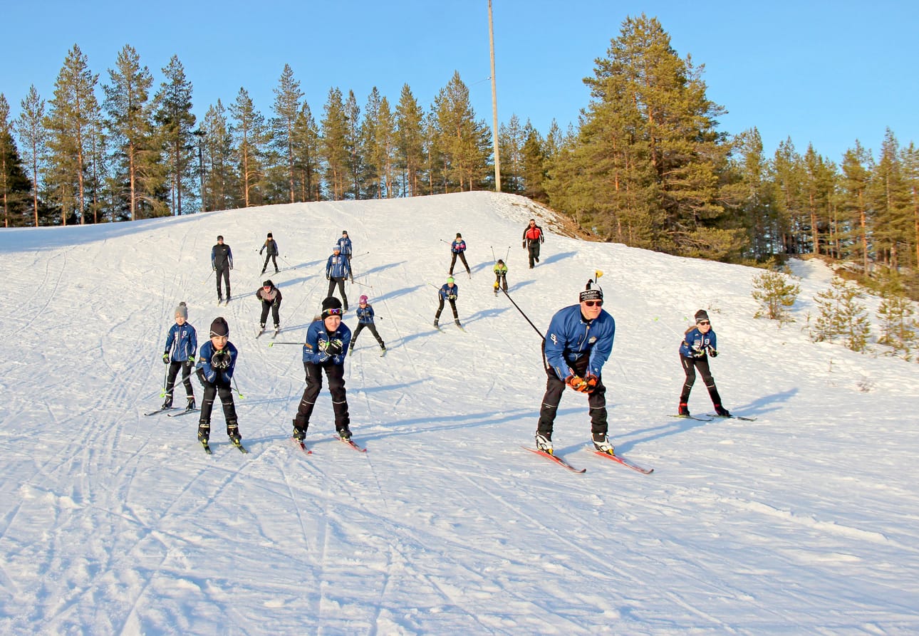 Pudasjärven Urheilijoiden hiihtojaoston väki laski Jyrkkäkosken mäkeä huhtikuun alussa. Hiihtoharrastajat odottavat Jyrkkäkosken uusia latuja ja kehittämissuunnitelman toteutumista innoissaan. Hiihtoväki on myös osallistunut suunnitteluun.