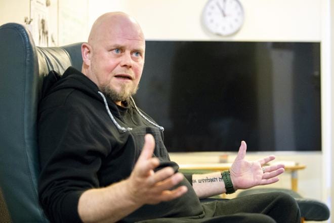 Kalle Lähteen mukaan oli helpotus tajuta, että juomisen takana on sairaus, ei selkärangattomuus. Vaikka Lähde on nyt raitis, hän tietää, että alkoholistilla "helvetti on yhden ryypyn päässä". Kuvat: Jari Laurikko