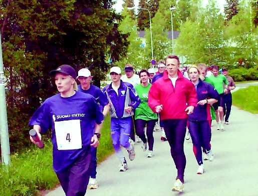 Kohti Lahtea. Torstaina Vuokatista käynnistynyt Suomi juoksee-tapahtuma päättyy sunnuntaina kello 17 Lahteen. Ainakaan alkumatkasta juoksukeli ei ollut liian uuvuttava.