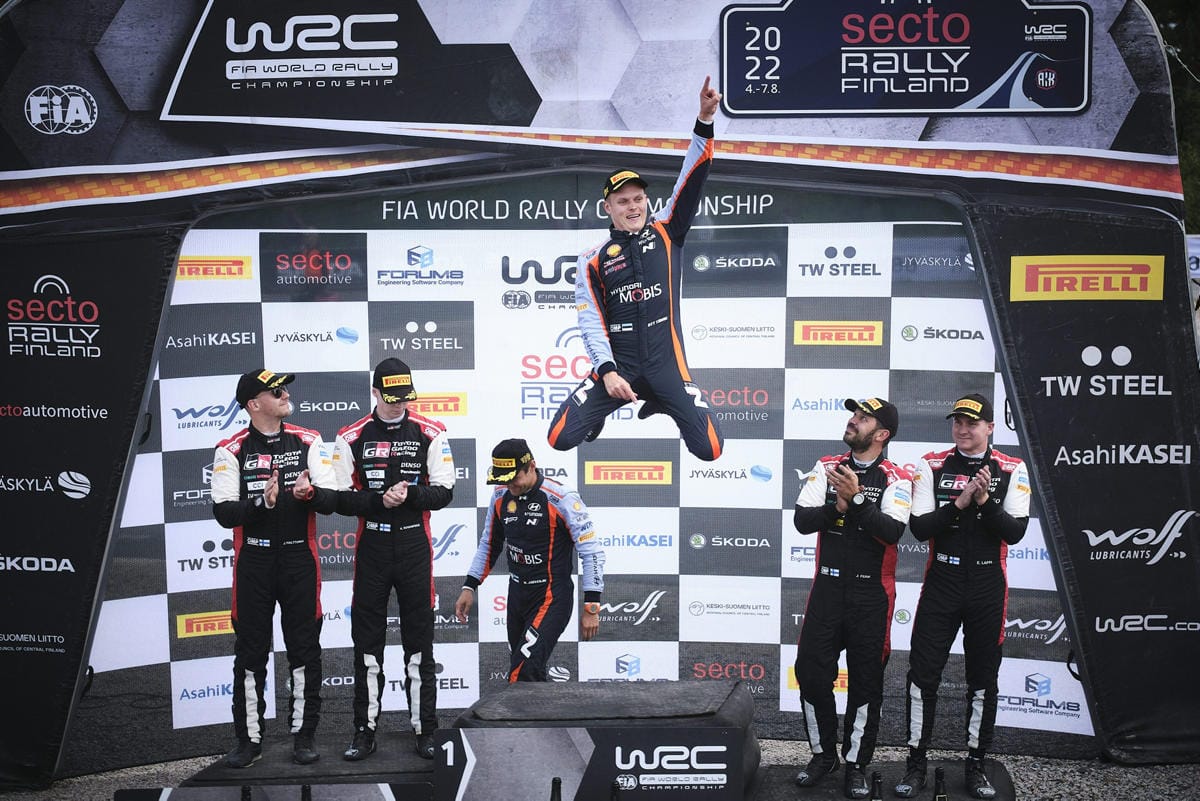 Hyundain Ott Tänak juhli Suomen MM-rallin voittoa Jyväskylässä. LEHTIKUVA / Hannu Rainamo