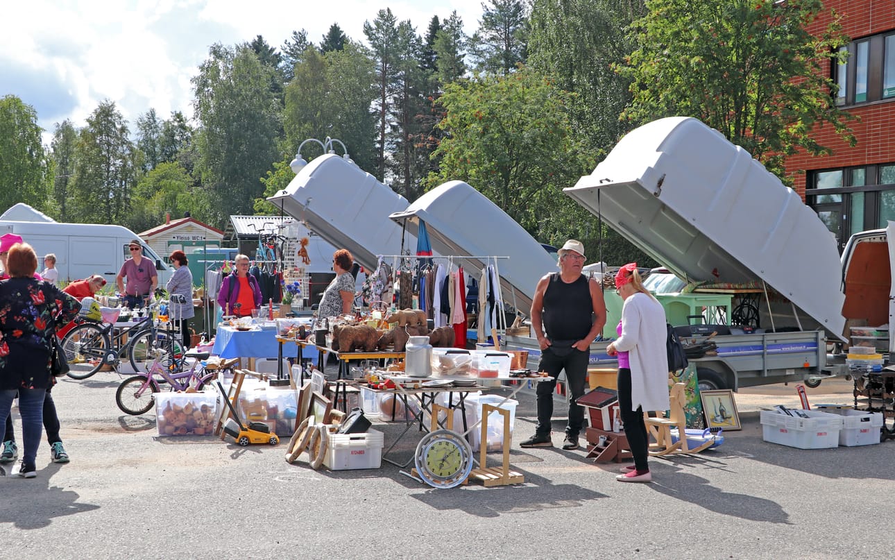Torilla päästiin järjestämään kesän ensimmäinen peräkärrykirppis. Torille tuotiin 21 peräkärryä.