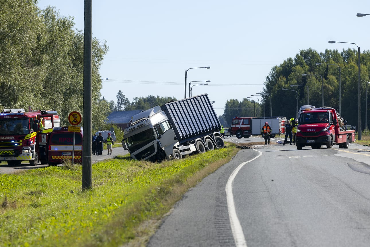 Yksi henkilö menehtyi liikenneonnettomuudessa Mustasaaressa.