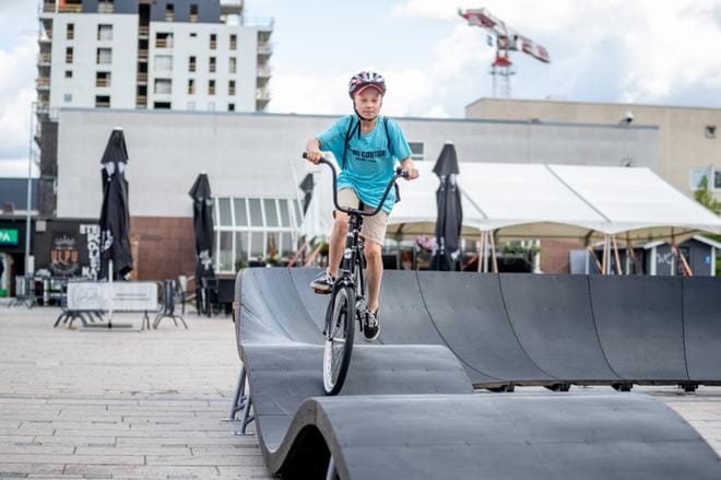 Seinäjoen Kauppatorille tehtiin muutama viikko sitten temppupyöräilijöille ja potkulautailijoille tarkoitettu pumptrack-rata. Mallia näyttää Masi Myllymäki. Kuva Elina Mikkilä